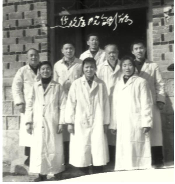 10-1968年,章显法先生（第二排左一）在焦坑医院坐诊时与同事合影.jpg